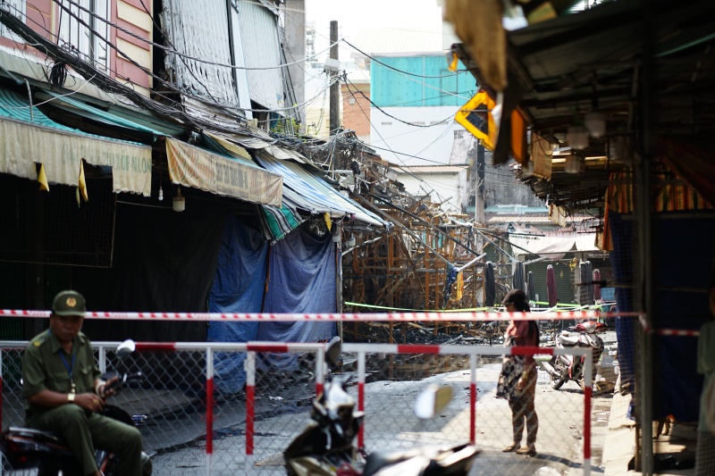 Hiện trường tan hoang chợ Nhị Thiên Đường và thiệt hại vụ cháy kinh hoàng sáng 26 / 1 - Ảnh 2. Hiện trường tan hoang chợ Nhị Thiên Đường và thiệt hại vụ cháy kinh hoàng sáng 26 / 1 - Ảnh 2.