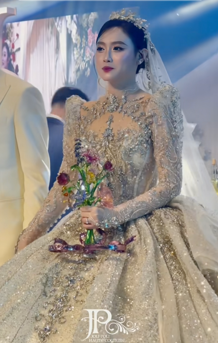 Cô dâu Tây Ninh lấy chồng Campuchia: Hoa cưới 300 triệu, bố chồng cho 1 tỷ tiền váy áo nhưng giá trị nhất là câu "chốt hạ"- Ảnh 5.