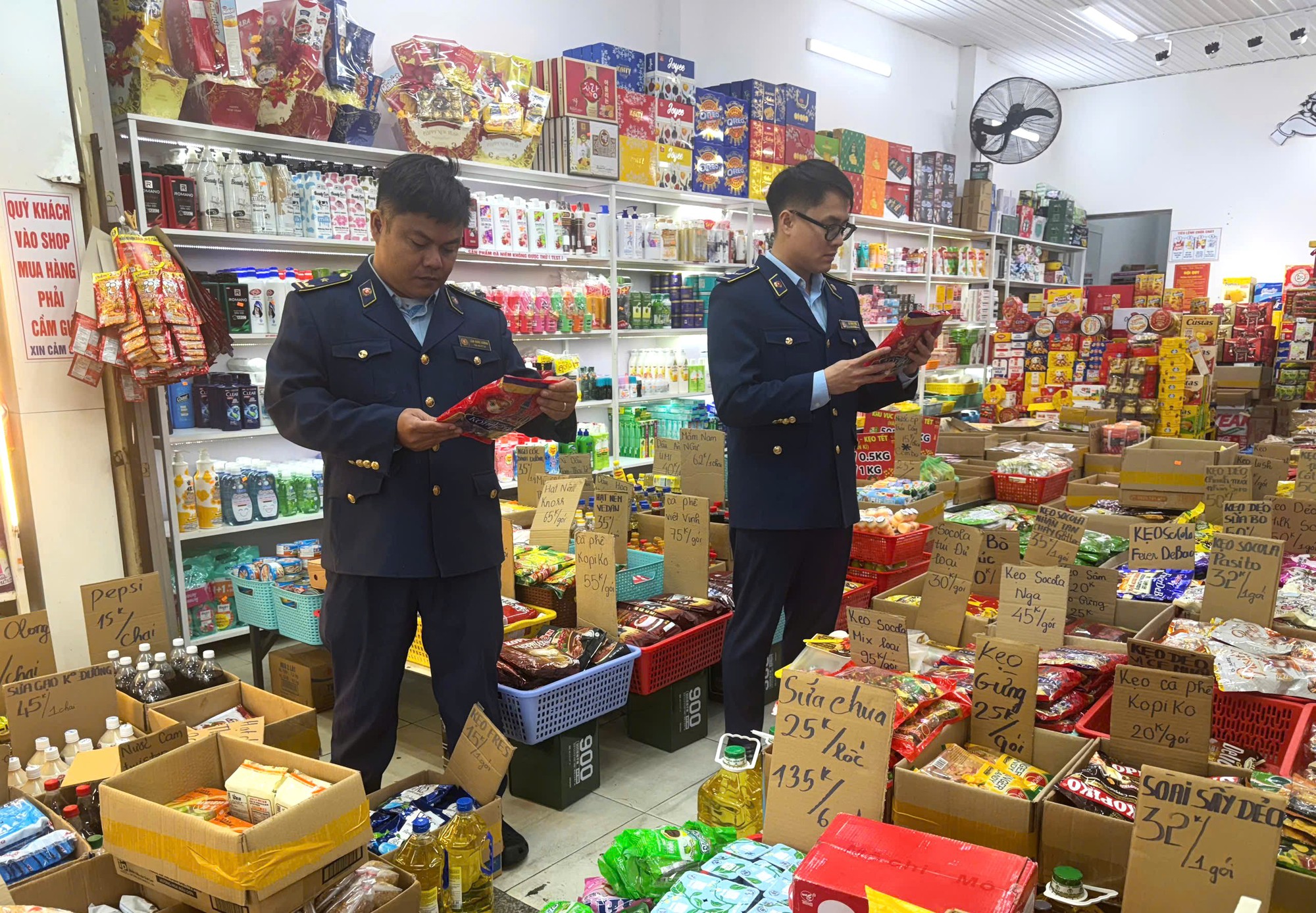 Đột kích kiểm tra diện rộng: Phát hiện một cơ sở bán hàng cấm, tịch thu hàng trăm sản phẩm vi phạm, có hộ bị đề xuất phạt 175 triệu đồng - Ảnh 4.