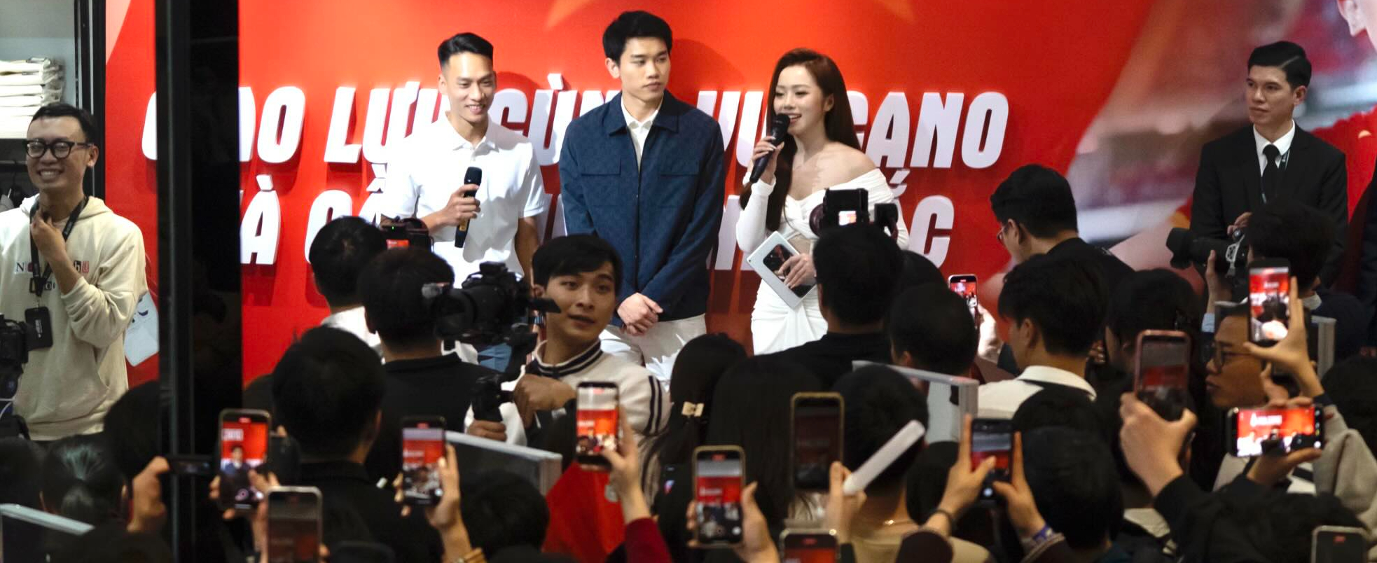 Video: Đình Bắc tháo chạy, đoàn người rầm rộ rượt đuổi như phim- Ảnh 2.