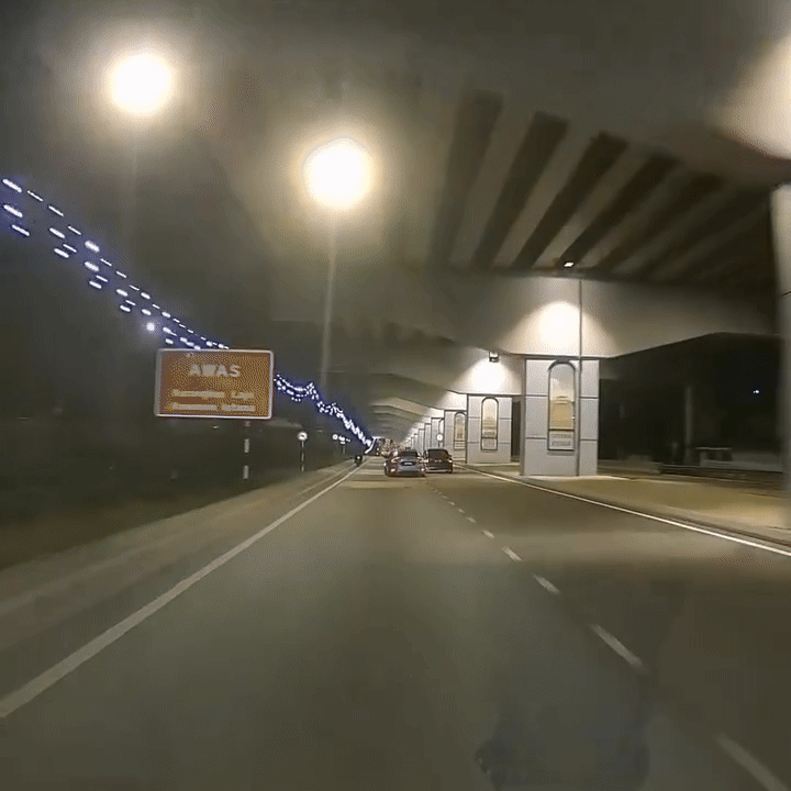 Phóng nhanh vượt ẩu rồi mất lái, tài xế xe Honda Civic mất lái rồi gây ra cú sốc cho người đi đường - Ảnh 1.