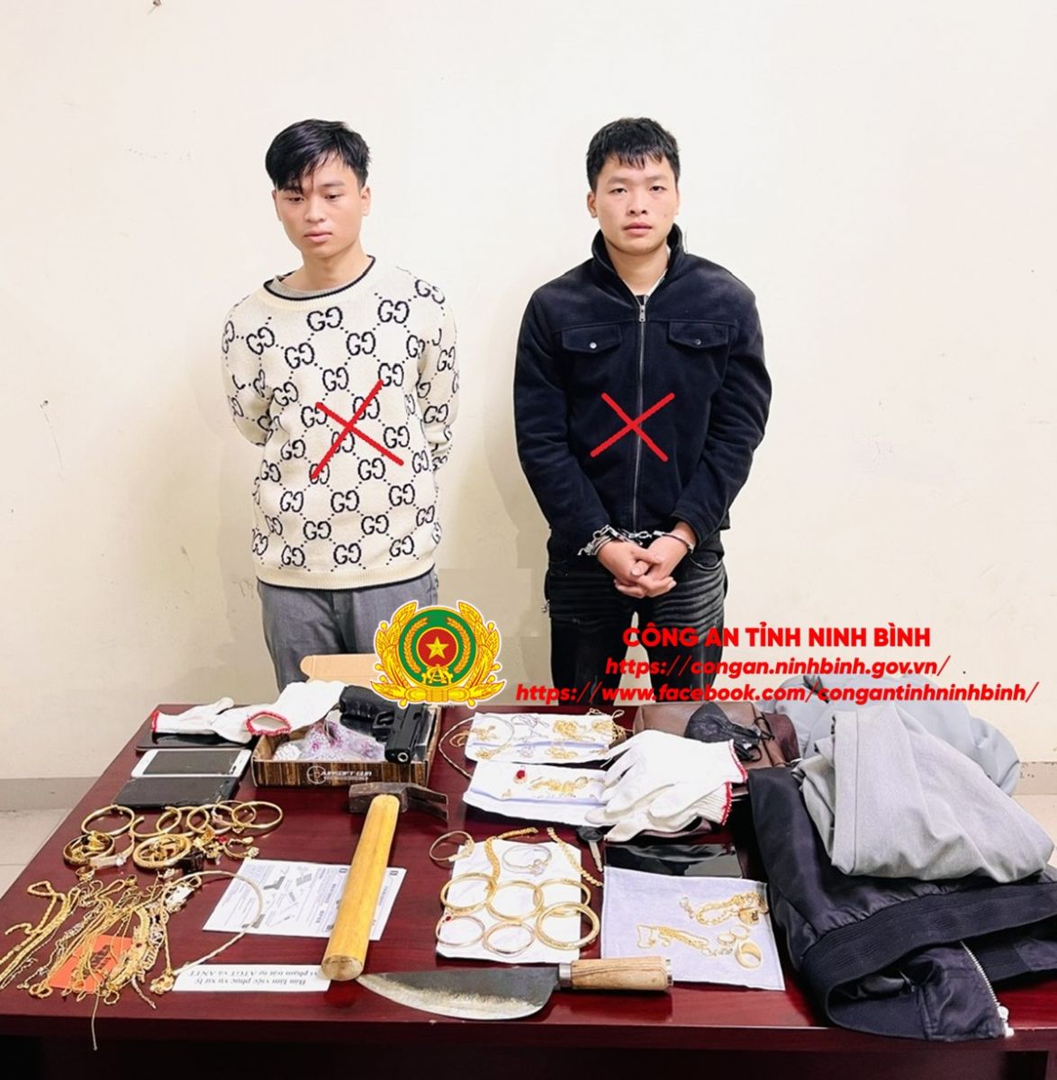 Lộ diện danh t&iacute;nh đối tượng cướp tiệm v&agrave;ng ở Ninh B&igrave;nh: Sinh vi&ecirc;n đại học v&agrave; s&uacute;ng nhựa - Ảnh 2.