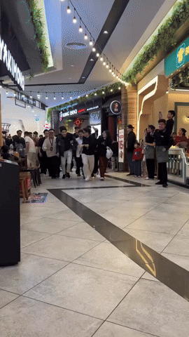 Video: Đình Bắc tháo chạy, đoàn người rầm rộ rượt đuổi như phim- Ảnh 3.