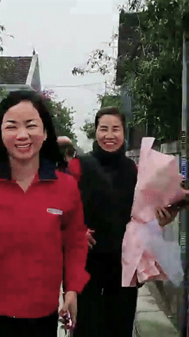 Thời tới: Thủ môn Cao Văn Bình được fan vây kín khi về quê, sạp hoa quả của mẹ đắt hàng nhờ con trai vàng- Ảnh 4.