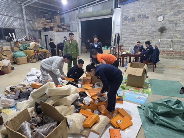 Đột kích kiểm tra diện rộng: Phát hiện một cơ sở bán hàng cấm, tịch thu hàng trăm sản phẩm vi phạm, có hộ bị đề xuất phạt 175 triệu đồng - Ảnh 2.