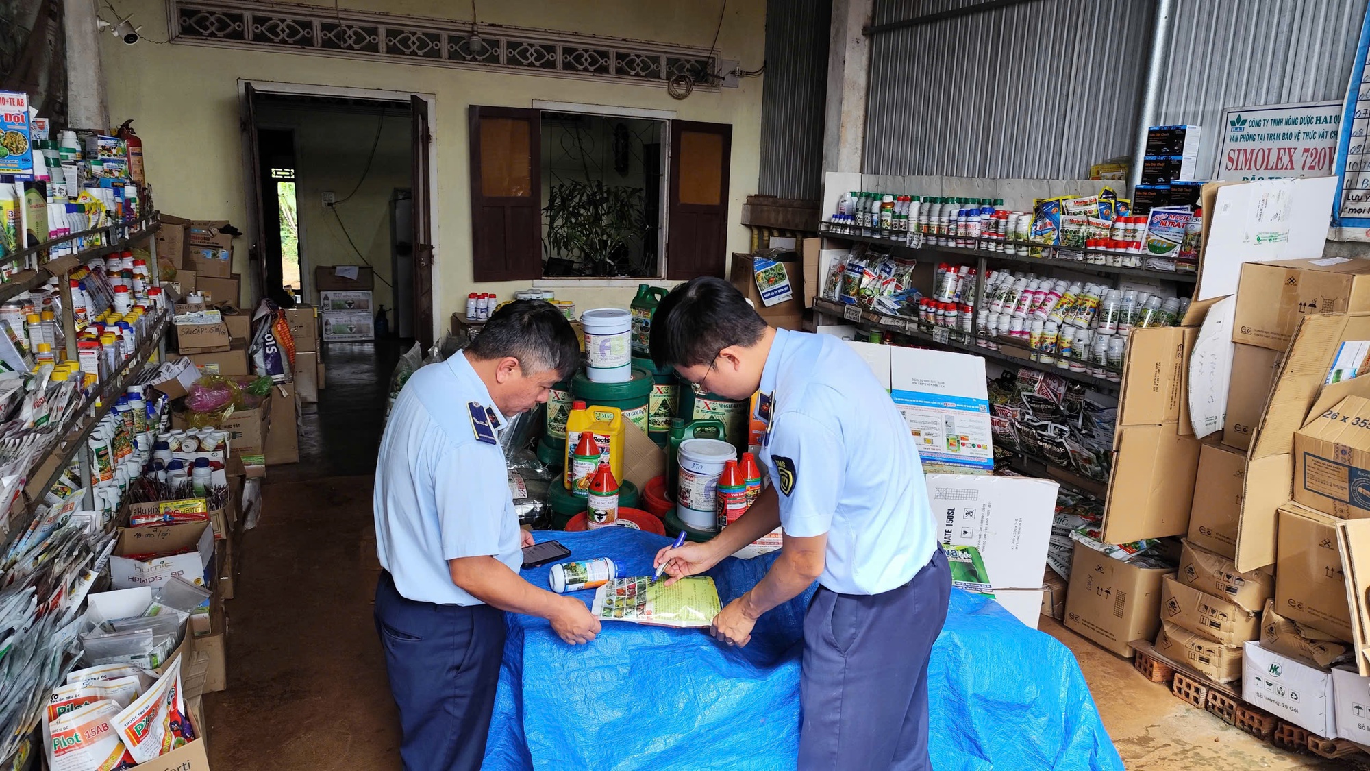 Đột kích kiểm tra diện rộng: Phát hiện một cơ sở bán hàng cấm, tịch thu hàng trăm sản phẩm vi phạm, có hộ bị đề xuất phạt 175 triệu đồng - Ảnh 3.