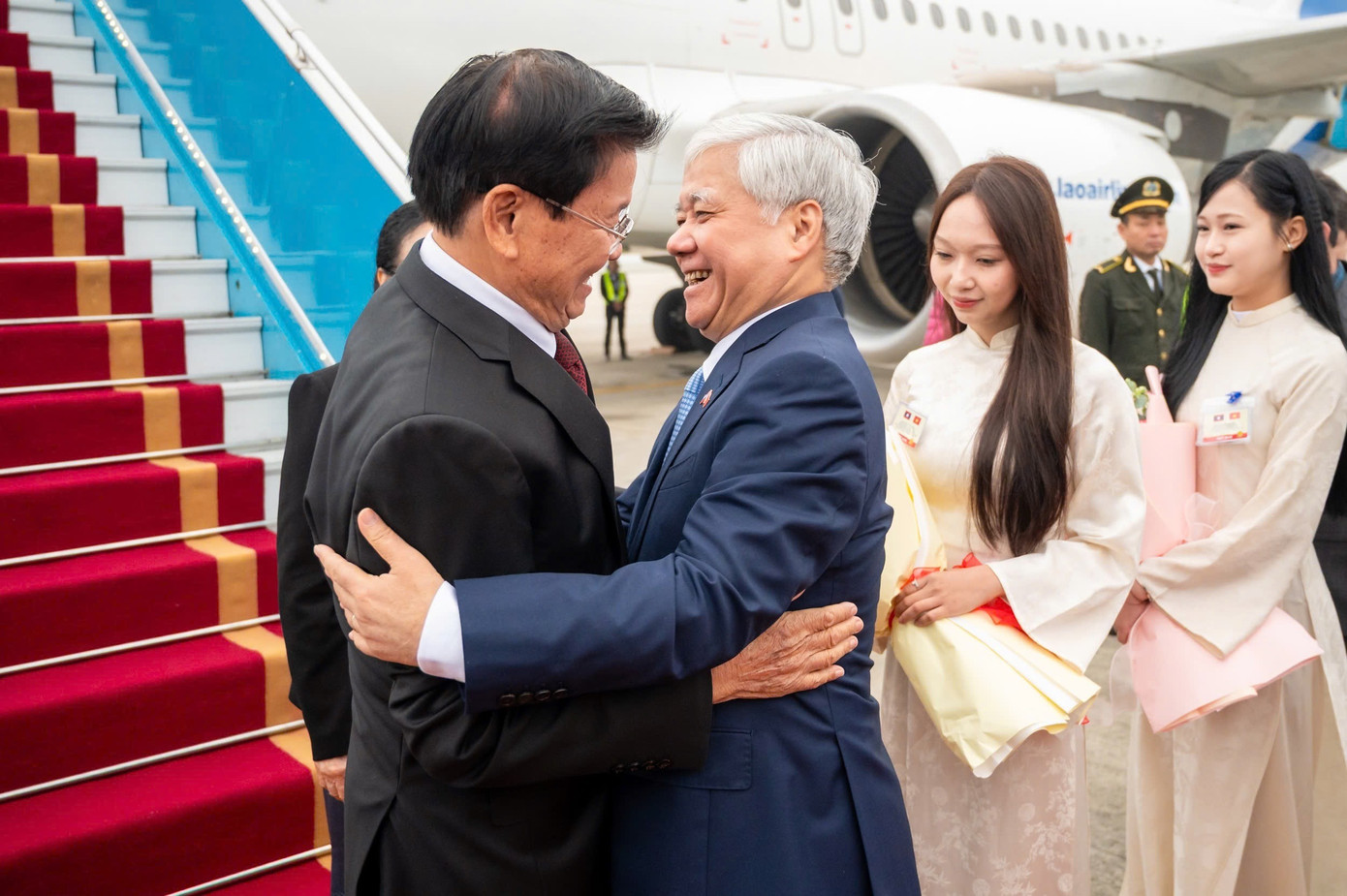 Lễ đ&oacute;n Tổng B&iacute; thư L&agrave;o tại s&acirc;n bay Nội B&agrave;i: Tăng cường quan hệ Việt &ndash; L&agrave;o - Ảnh 3.
