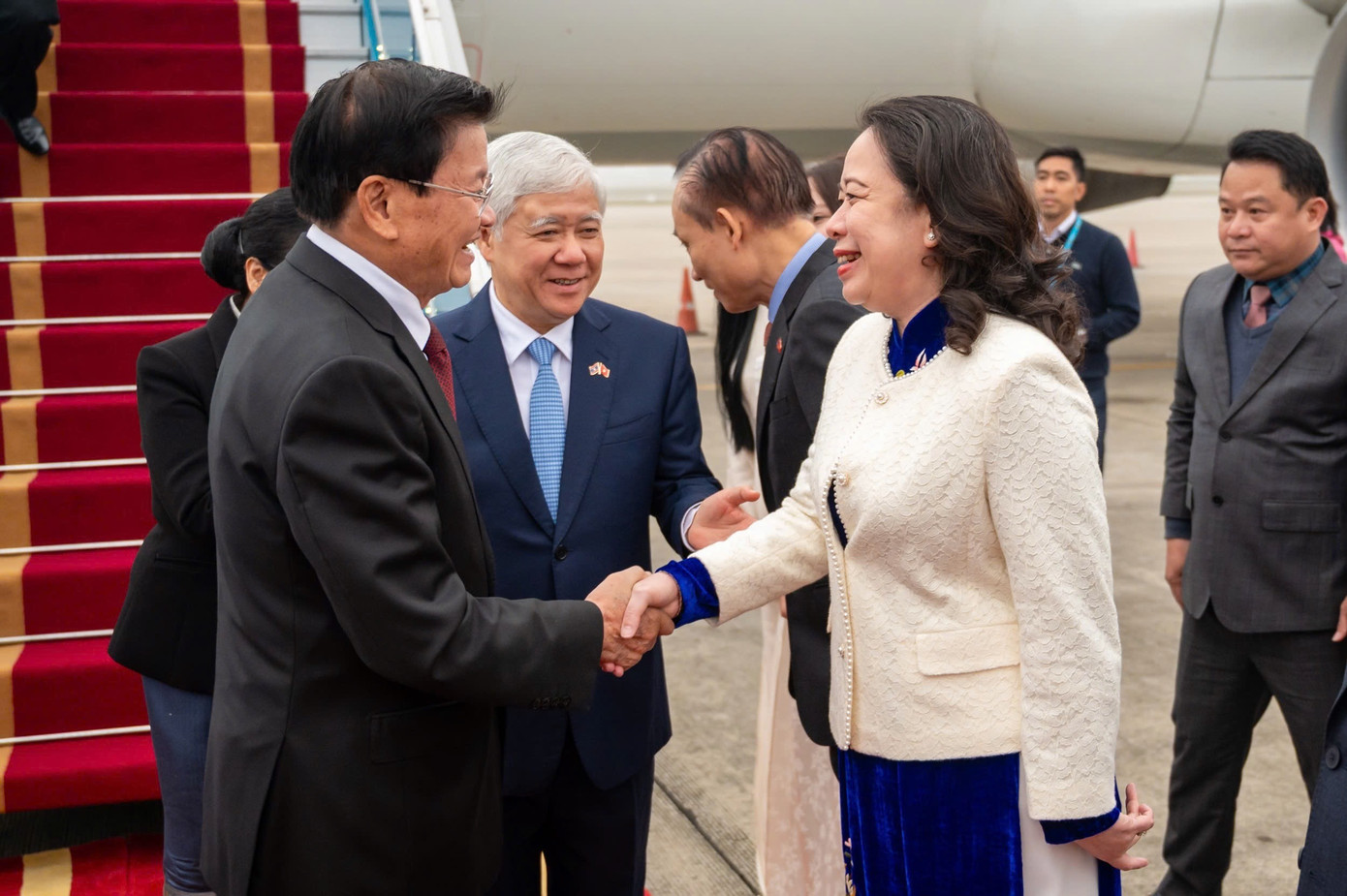 Lễ đ&oacute;n Tổng B&iacute; thư L&agrave;o tại s&acirc;n bay Nội B&agrave;i: Tăng cường quan hệ Việt &ndash; L&agrave;o - Ảnh 2.