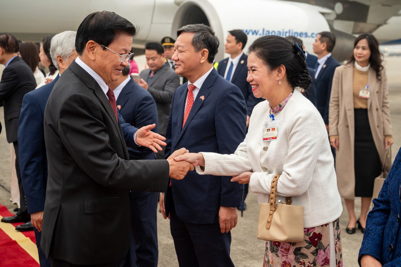 Lễ đ&oacute;n Tổng B&iacute; thư L&agrave;o tại s&acirc;n bay Nội B&agrave;i: Tăng cường quan hệ Việt &ndash; L&agrave;o - Ảnh 5.