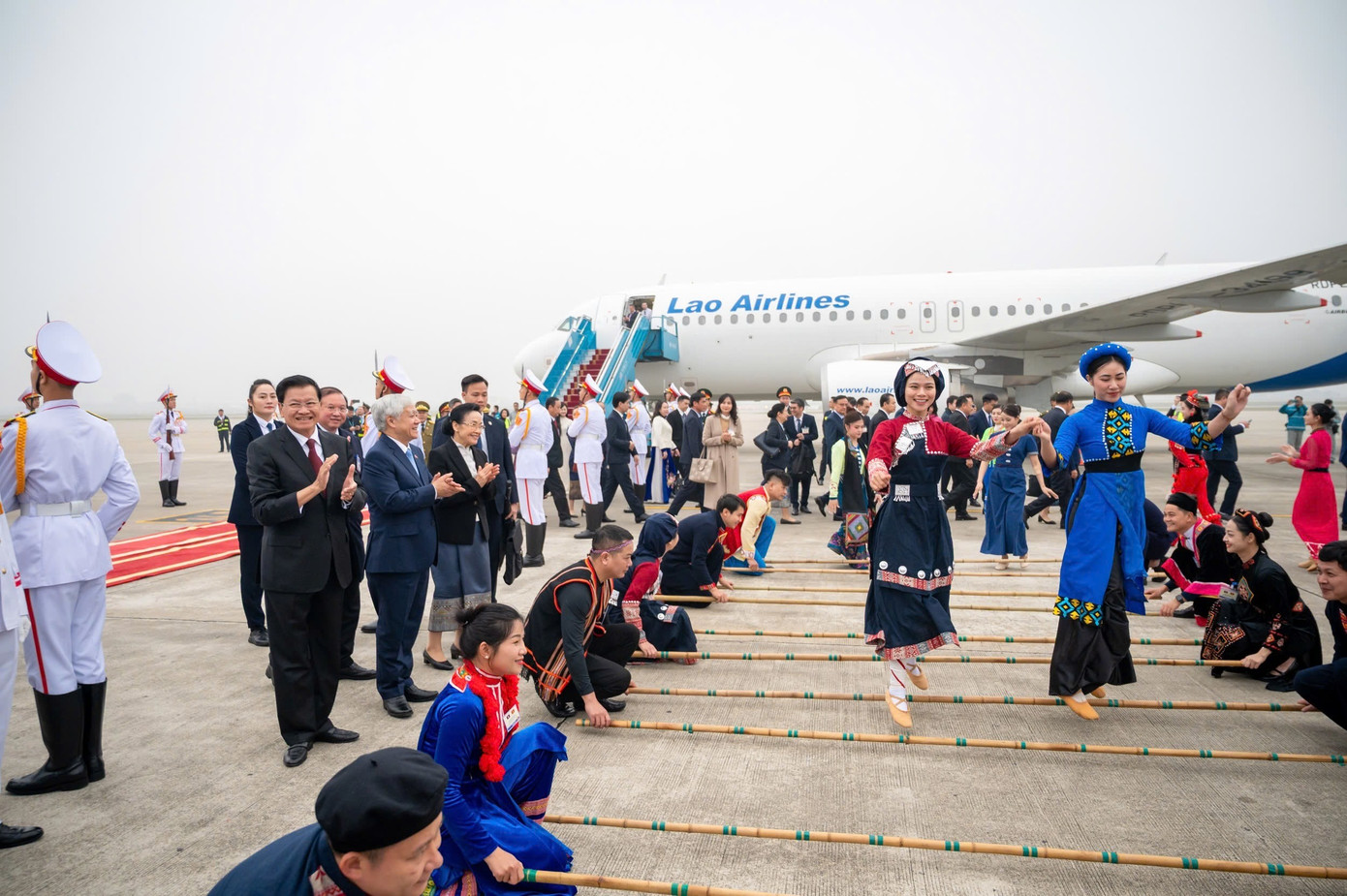 Lễ đ&oacute;n Tổng B&iacute; thư L&agrave;o tại s&acirc;n bay Nội B&agrave;i: Tăng cường quan hệ Việt &ndash; L&agrave;o - Ảnh 9.