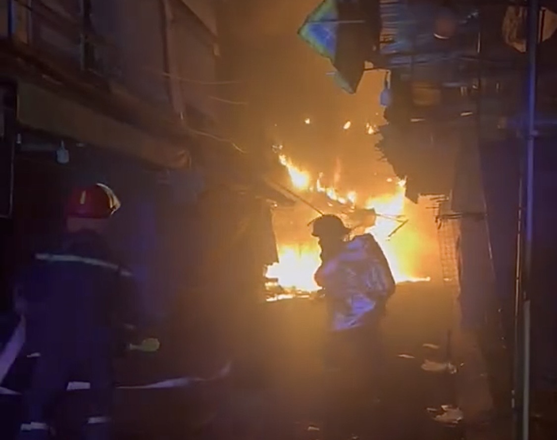 Cháy nhà Bình Đông: Hỏa hoạn lớn thiêu rụi nhiều căn nhà tại TPHCM sáng nay - Ảnh 1.