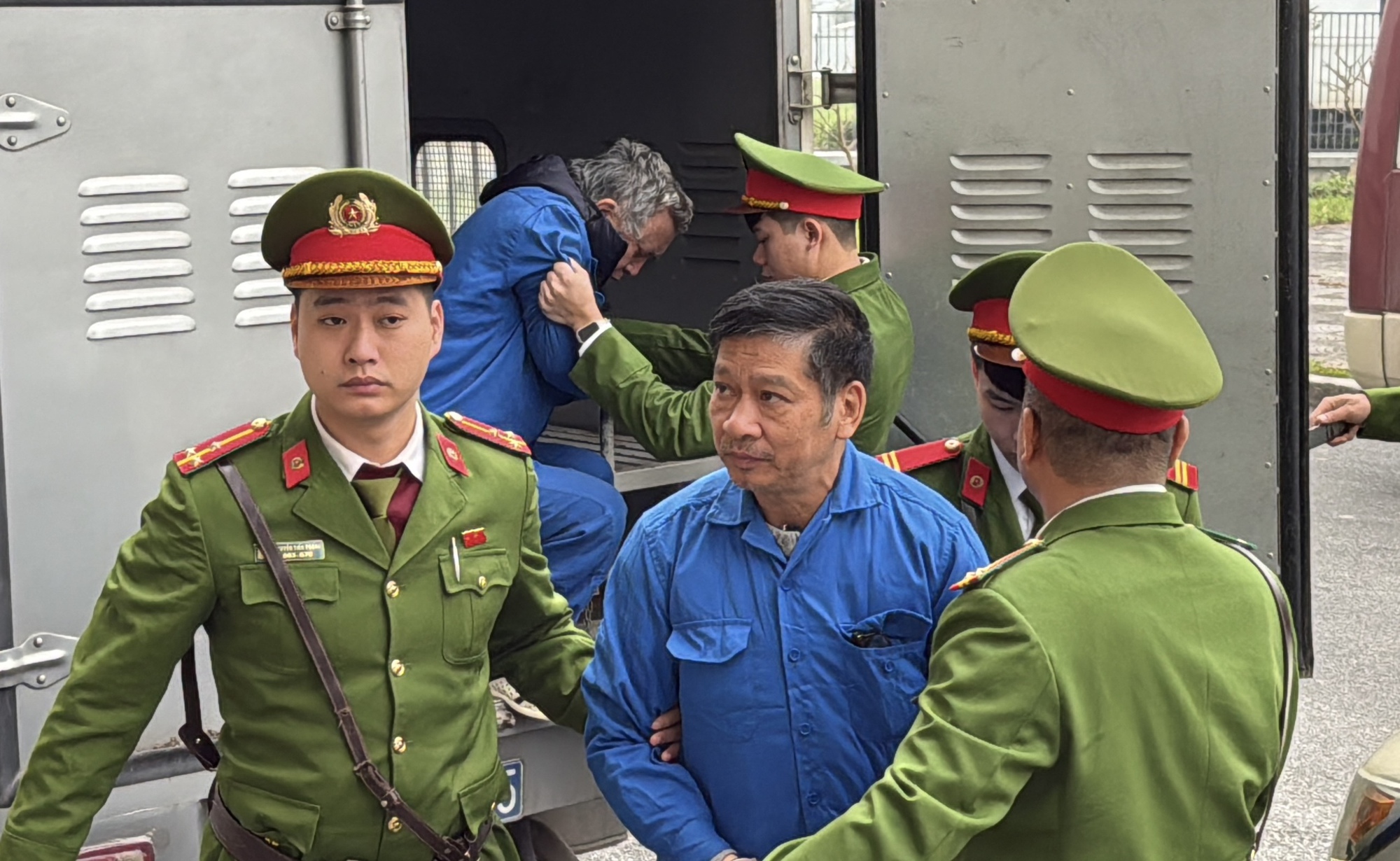 Cựu Chủ tịch VICEM hầu tòa trong vụ án thất thoát tài sản Nhà nước hàng trăm tỉ - Ảnh 2.