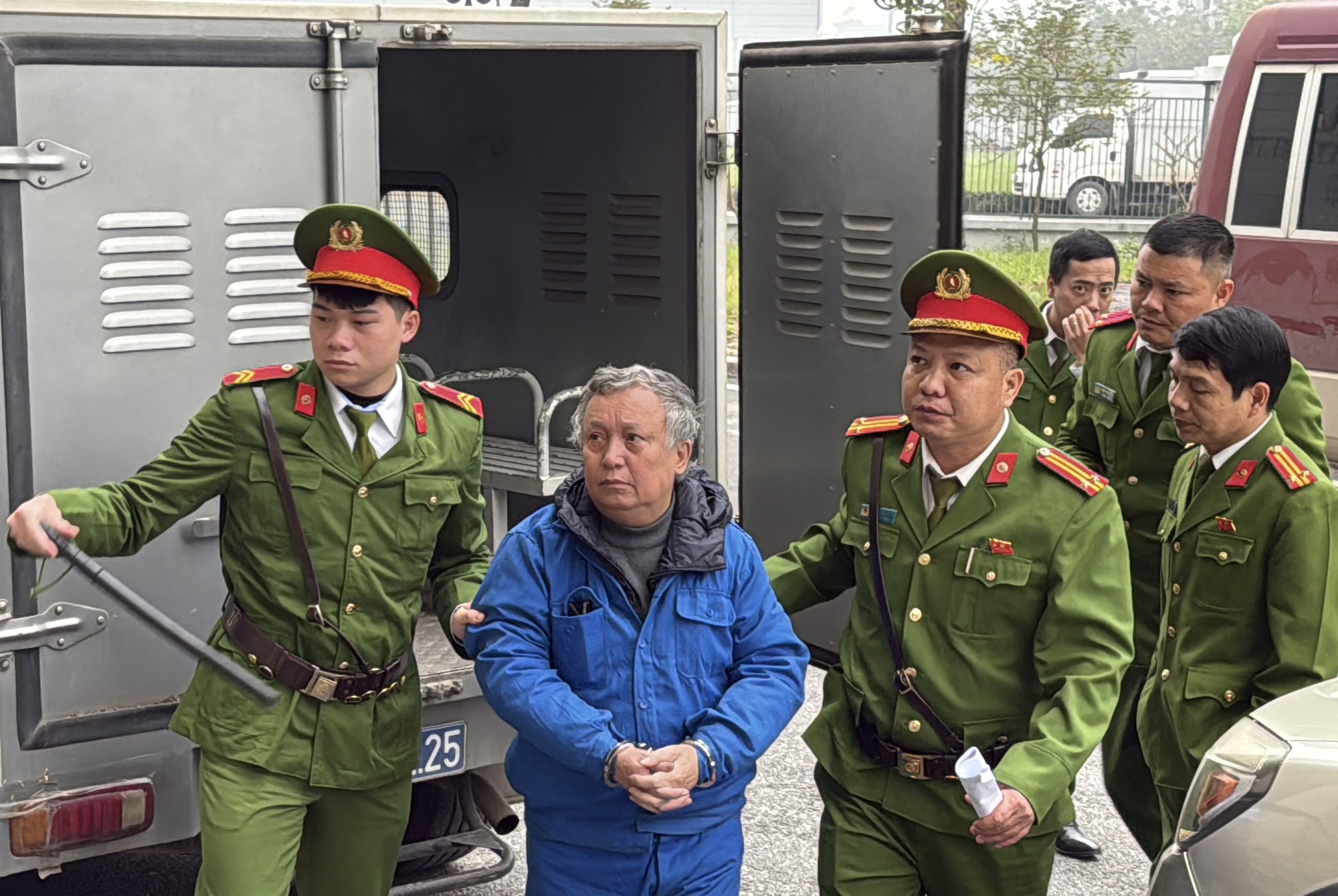 Cựu Chủ tịch VICEM hầu tòa trong vụ án thất thoát tài sản Nhà nước hàng trăm tỉ - Ảnh 4.