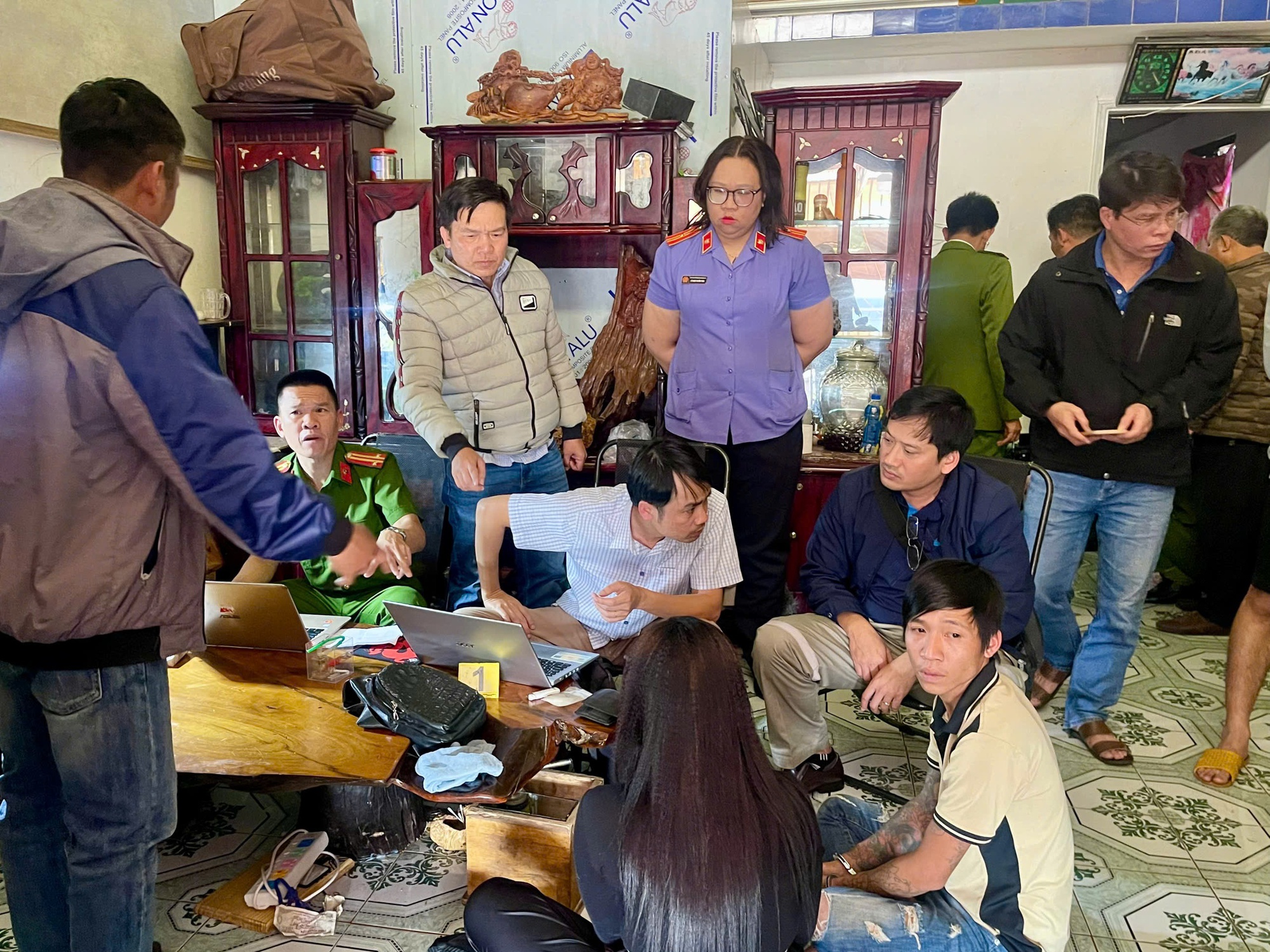 Công an Gia Lai bắt đối tượng tàng trữ ma túy không liên quan cướp ngân hàng - Ảnh 2. Công an Gia Lai bắt đối tượng tàng trữ ma túy không liên quan cướp ngân hàng - Ảnh 2.