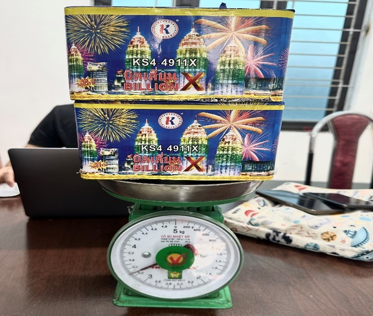 Đột kích kiểm tra diện rộng: Phát hiện một cơ sở bán hàng cấm, tịch thu hàng trăm sản phẩm vi phạm, có hộ bị đề xuất phạt 175 triệu đồng - Ảnh 1.