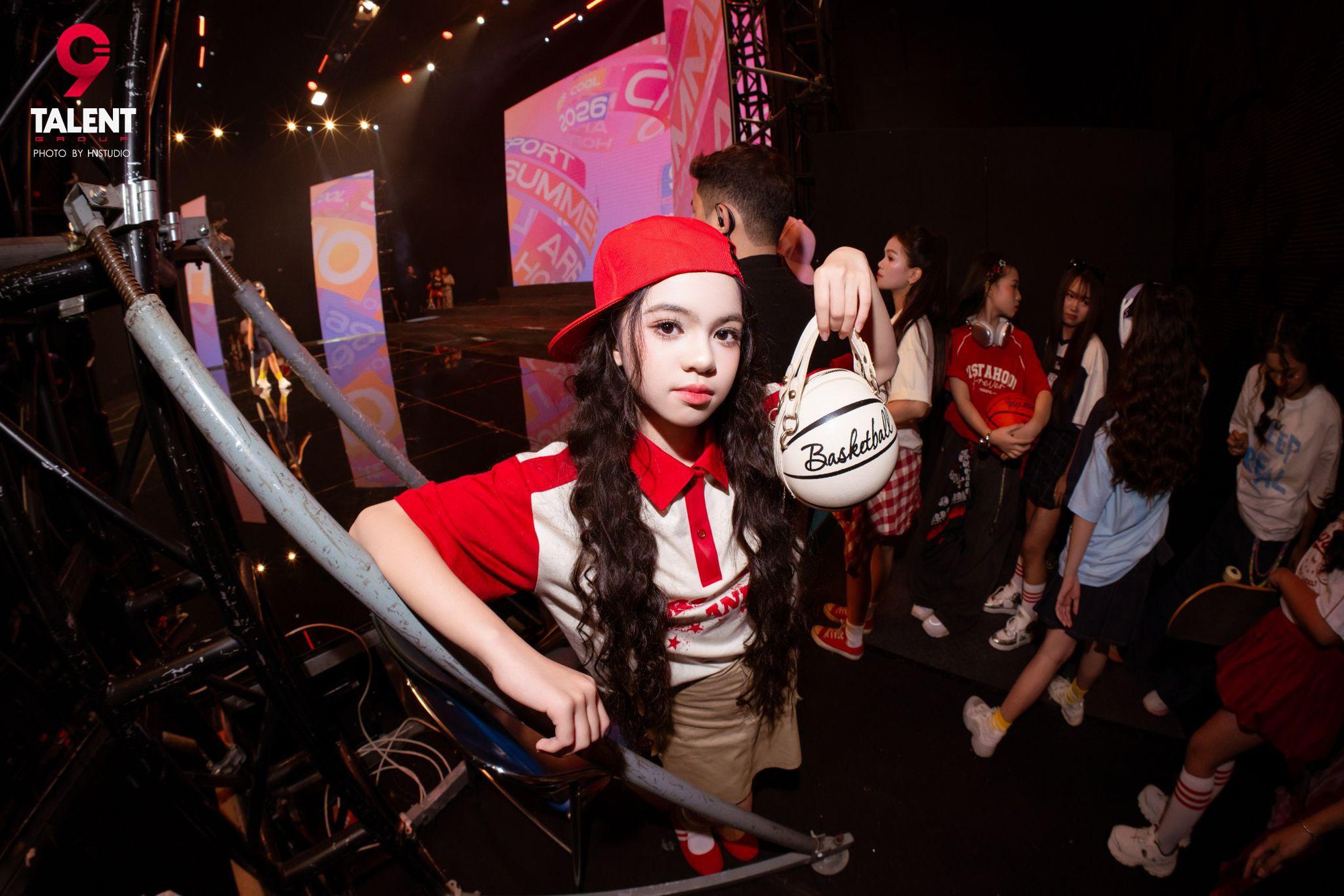 Đằng sau ánh đèn runway: Hành trình thầm lặng của Chiho tại Vietnam Iconic Awards - Ảnh 1.