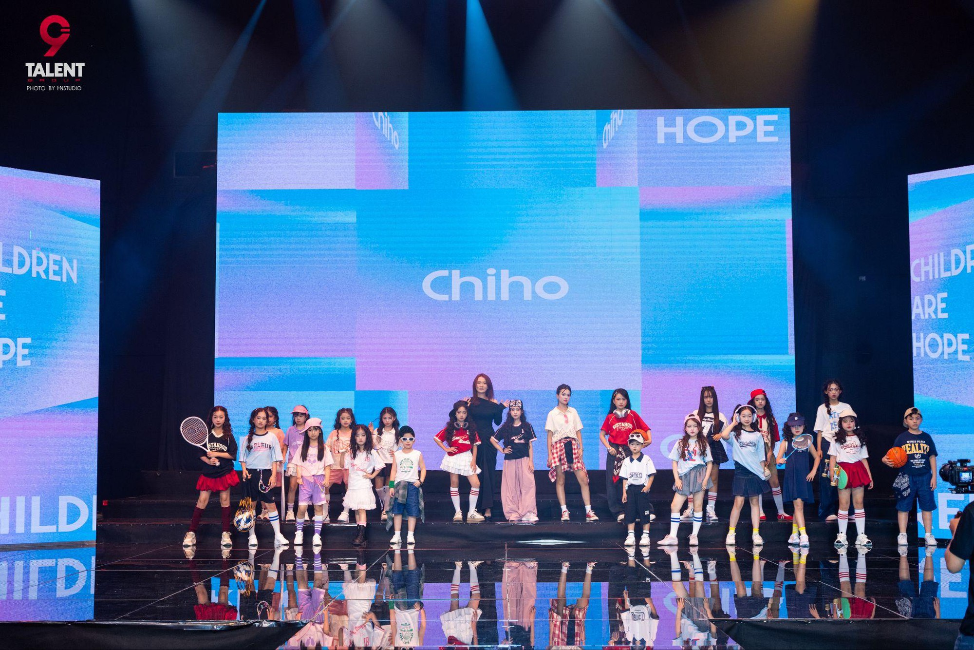 Đằng sau ánh đèn runway: Hành trình thầm lặng của Chiho tại Vietnam Iconic Awards - Ảnh 2.