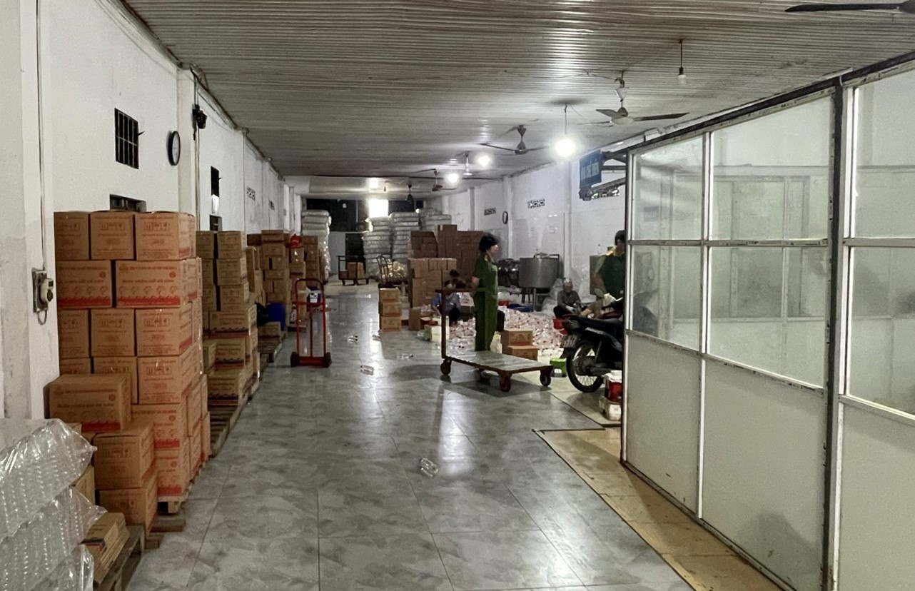 Khởi tố Gi&aacute;m đốc c&ocirc;ng ty sản xuất h&agrave;ng giả tương ớt v&agrave; nước chấm tại Ph&uacute; Thọ - Ảnh 1.