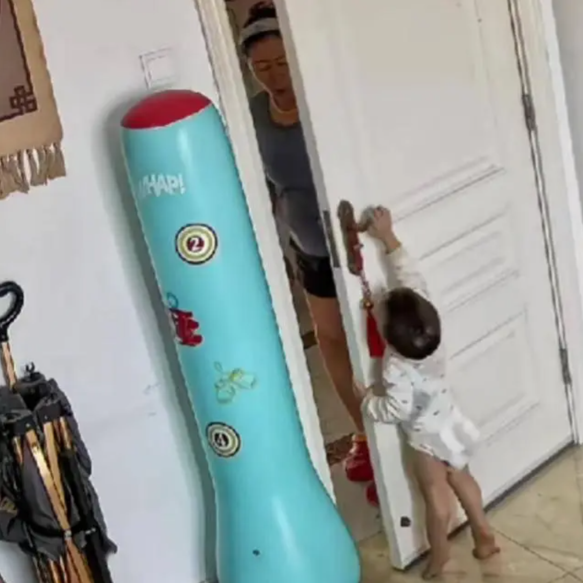 Con d&acirc;u gọi đồ ăn ngo&agrave;i bị mẹ chồng mắng "v&ocirc; gi&aacute;o dục" nhưng d&acirc;n mạng lại b&ugrave;ng nổ v&igrave; h&agrave;nh động của cậu con trai mới chỉ hơn 1 tuổi - Ảnh 9.