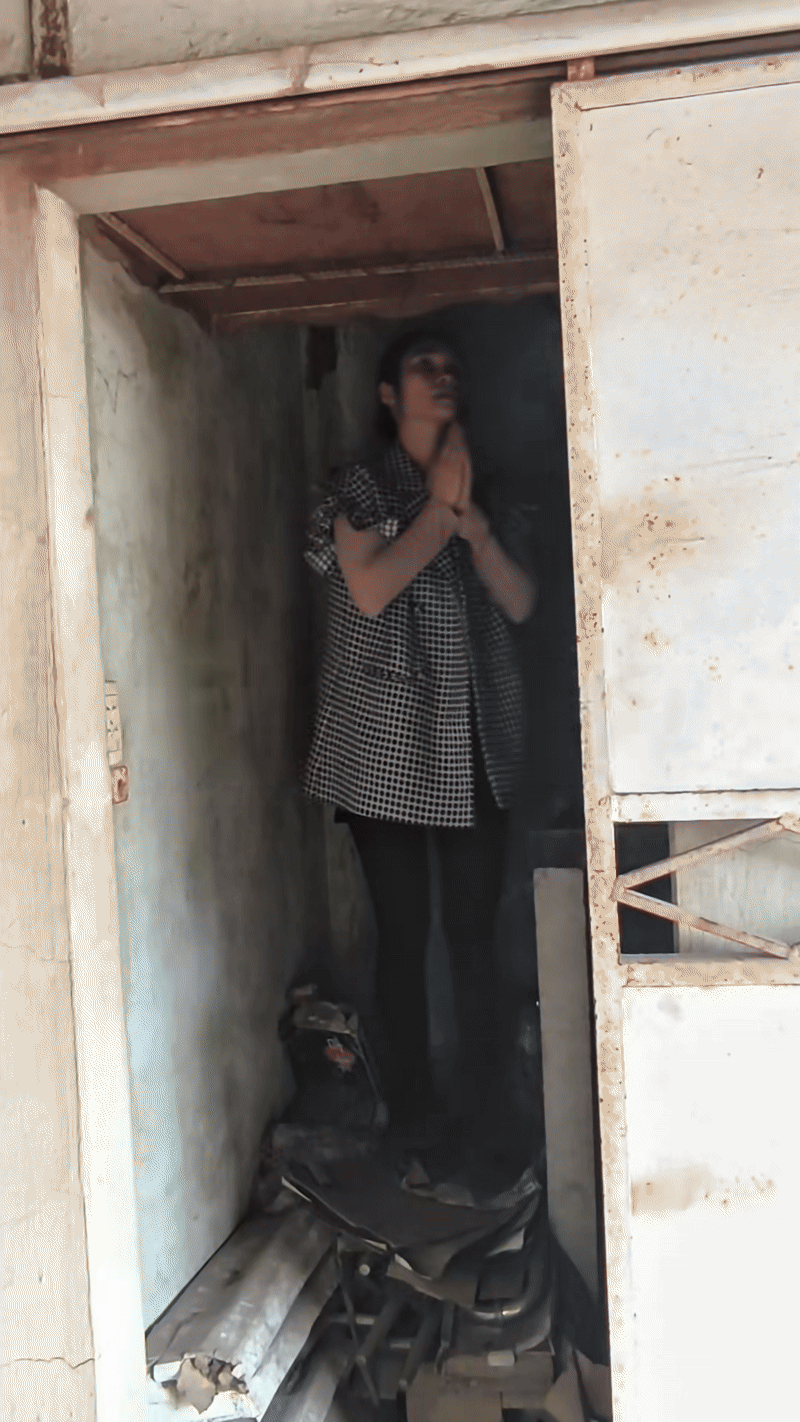 Quá sợ cảnh thắp hương ở nhà phố cổ Hà Nội: Hút 3 triệu views, nhiều người xem nín thở- Ảnh 1.