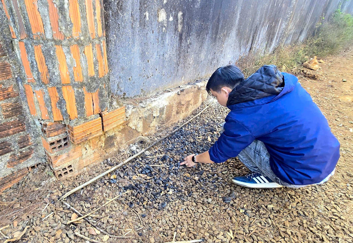 Vụ cướp ng&acirc;n h&agrave;ng Gia Lai: Ph&aacute;t hiện dấu vết đốt quần &aacute;o v&agrave; trang bị phi tang - Ảnh 6.