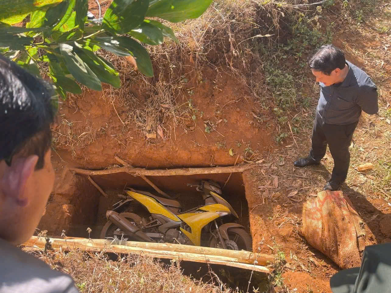 Hiện trường cướp ng&acirc;n h&agrave;ng tại gia Lai: T&igrave;m thấy xe m&aacute;y nghi ch&ocirc;n giấu - Ảnh 1.