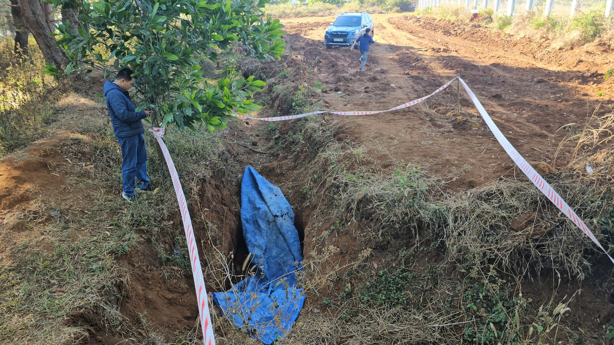 Hiện trường cướp ngân hàng tại gia Lai: Tìm thấy xe máy nghi chôn giấu - Ảnh 3. Hiện trường cướp ngân hàng tại gia Lai: Tìm thấy xe máy nghi chôn giấu - Ảnh 3.