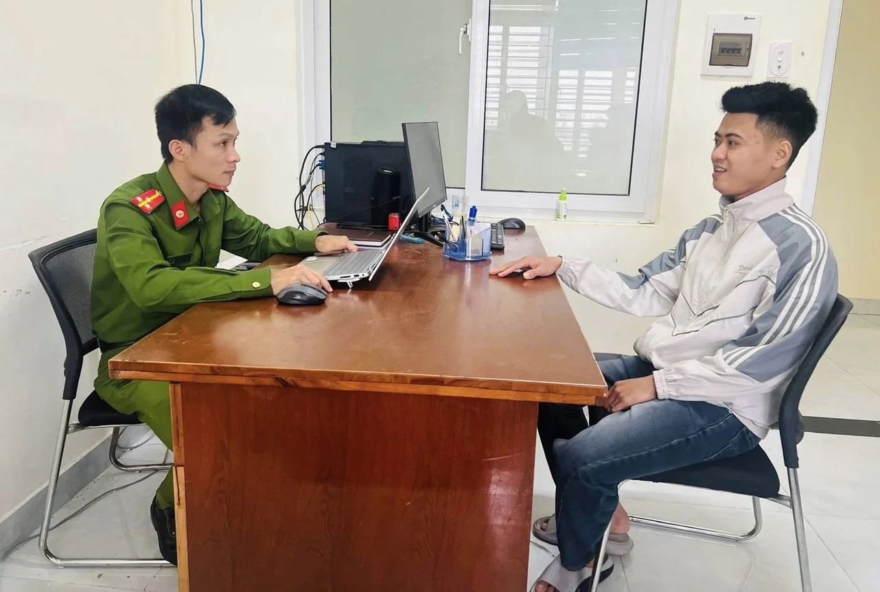 Tài khoản bất ngờ nhận gần nửa tỉ, thanh niên trình báo công an - Ảnh 1.