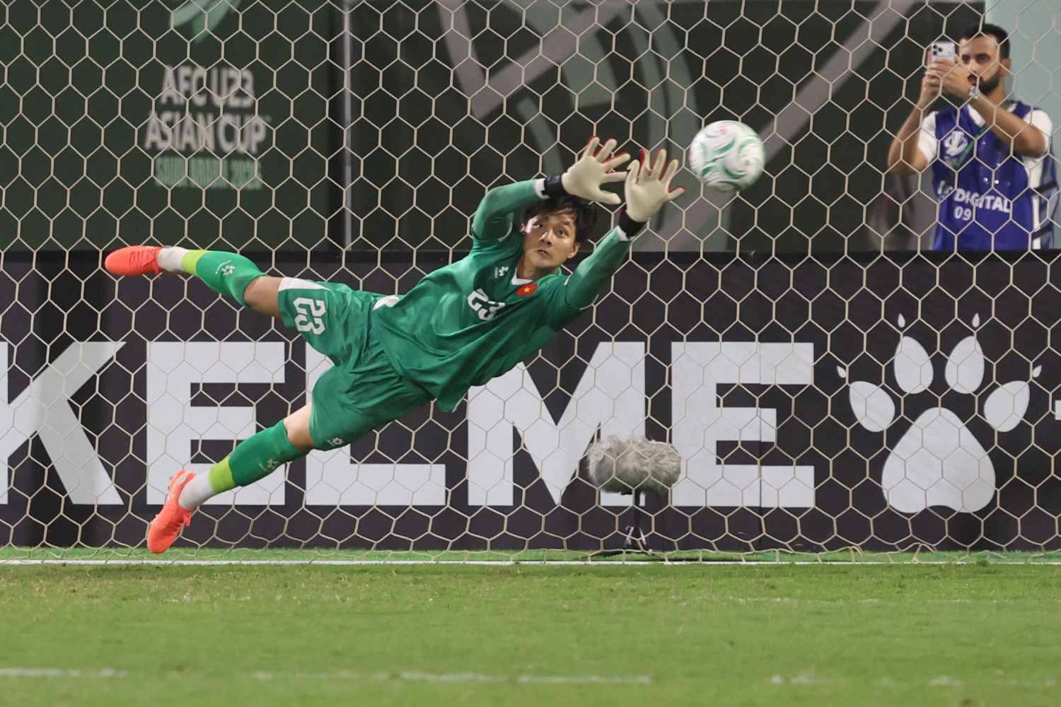 Lộ bí mật: Hotboy Cao Văn Bình được "nhắc bài" để cản phá xuất thần trước U23 Hàn Quốc ở U23 châu Á- Ảnh 1.