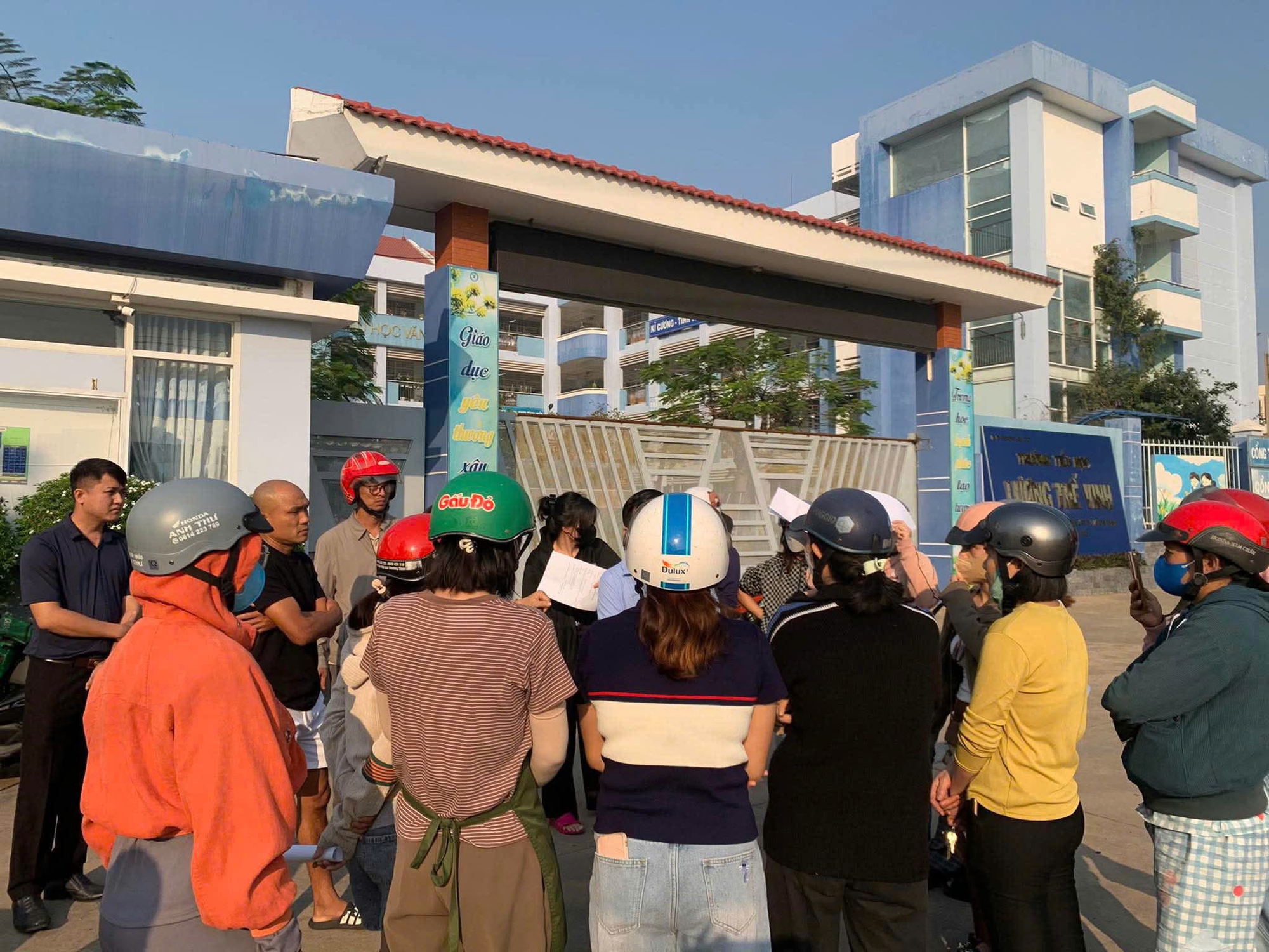 Địa phương lên tiếng về số sườn heo đông lạnh có "màu lạ" đưa vào trường học - Ảnh 2.