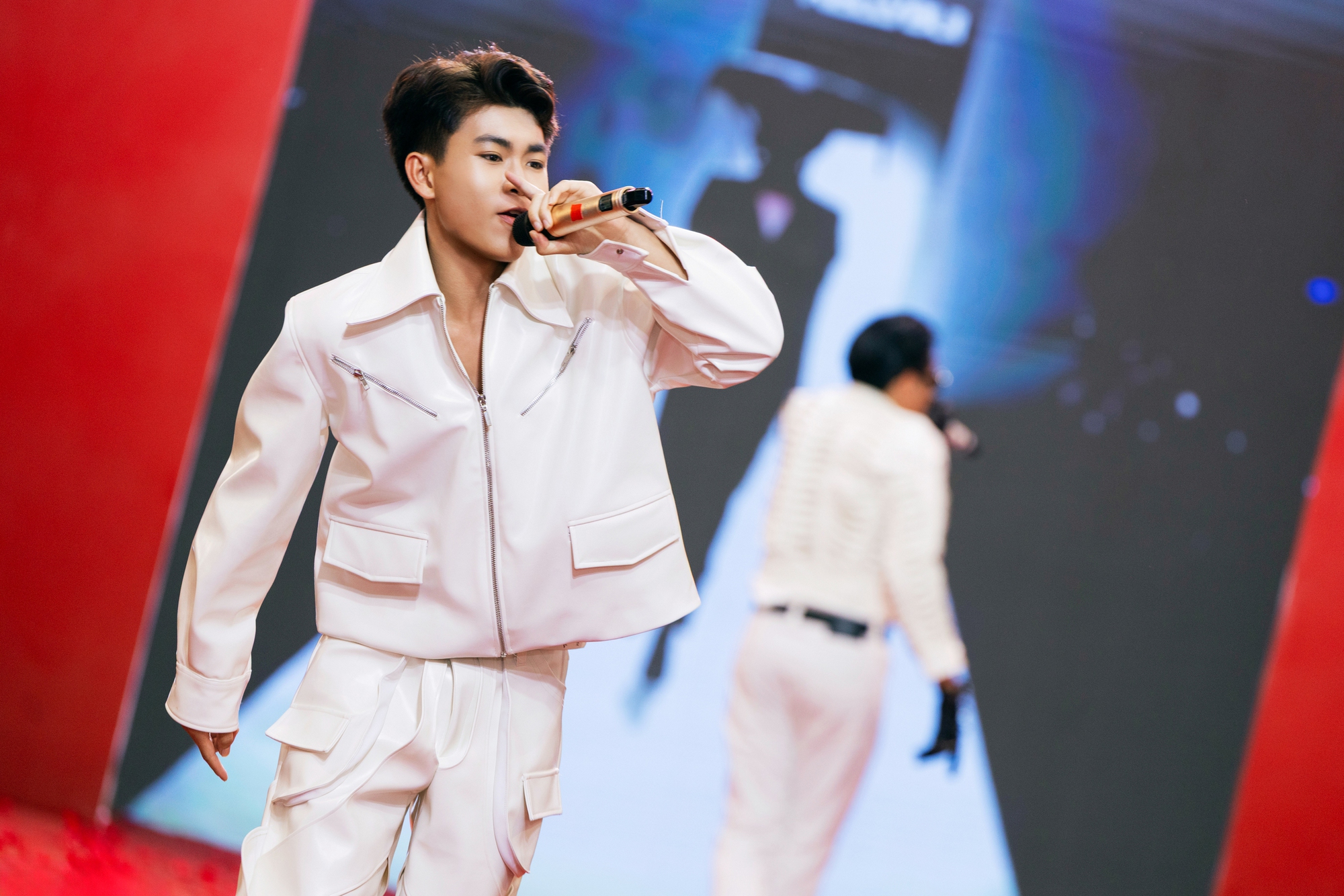 "Người mẫu triển vọng của năm" 2025 trổ tài hát rap tại sân khấu Gala Chào Xuân 2026 - Ảnh 2.