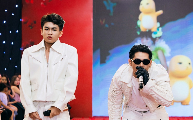 "Người mẫu triển vọng của năm" 2025 trổ tài hát rap tại sân khấu Gala Chào Xuân 2026 - Ảnh 1.