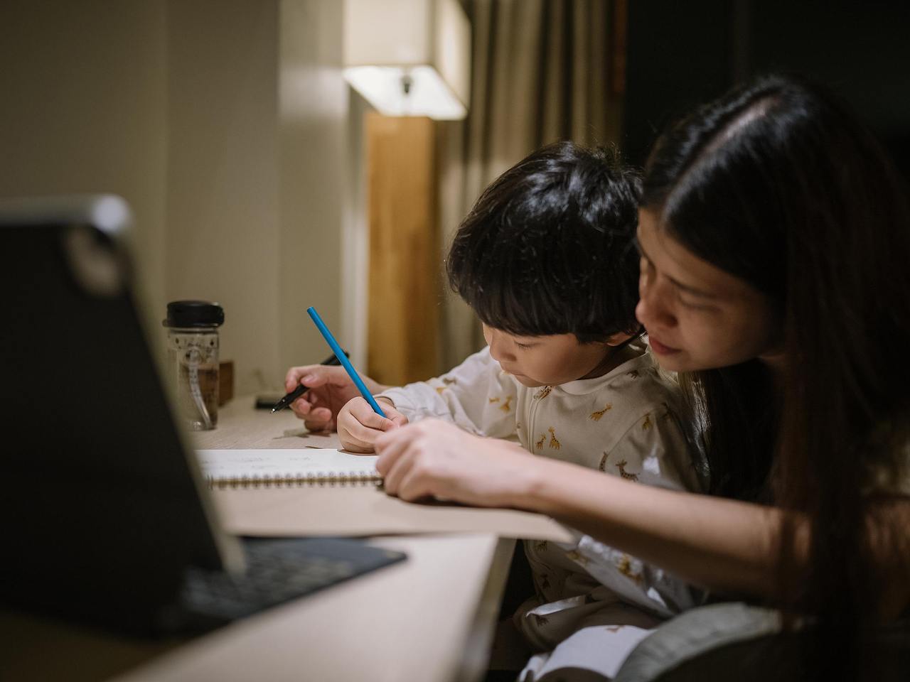 Dạy con học: Mẹ uống thuốc ngủ v&agrave; h&agrave;nh tr&igrave;nh t&igrave;m lại sức khỏe tinh thần - Ảnh 2.