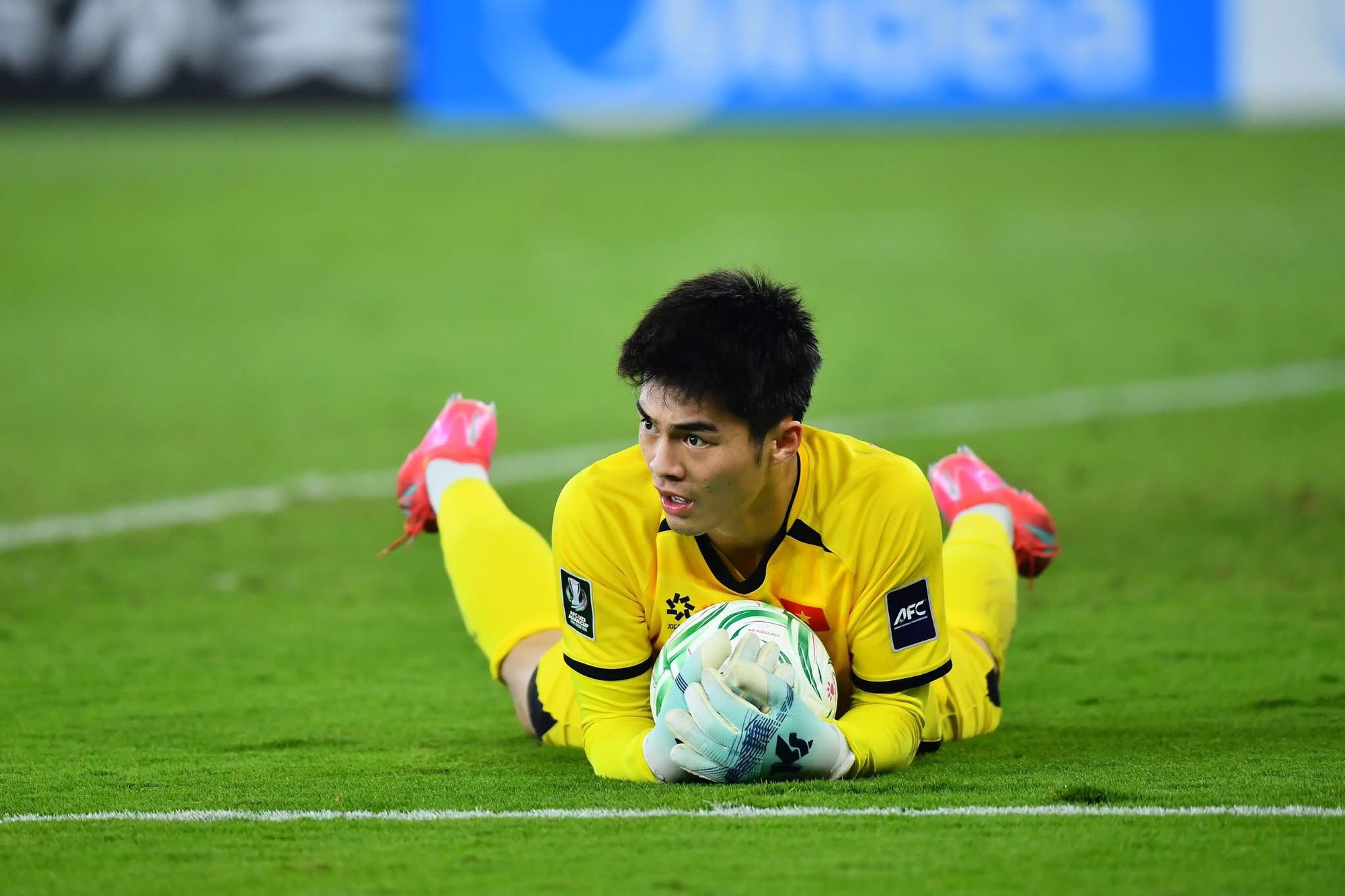 Cú "đổi đời" ngoạn mục của thủ môn Trung Kiên: Từ livestream "3 người xem" đến cơn sốt nửa triệu fan sau U23 châu Á - Ảnh 4.