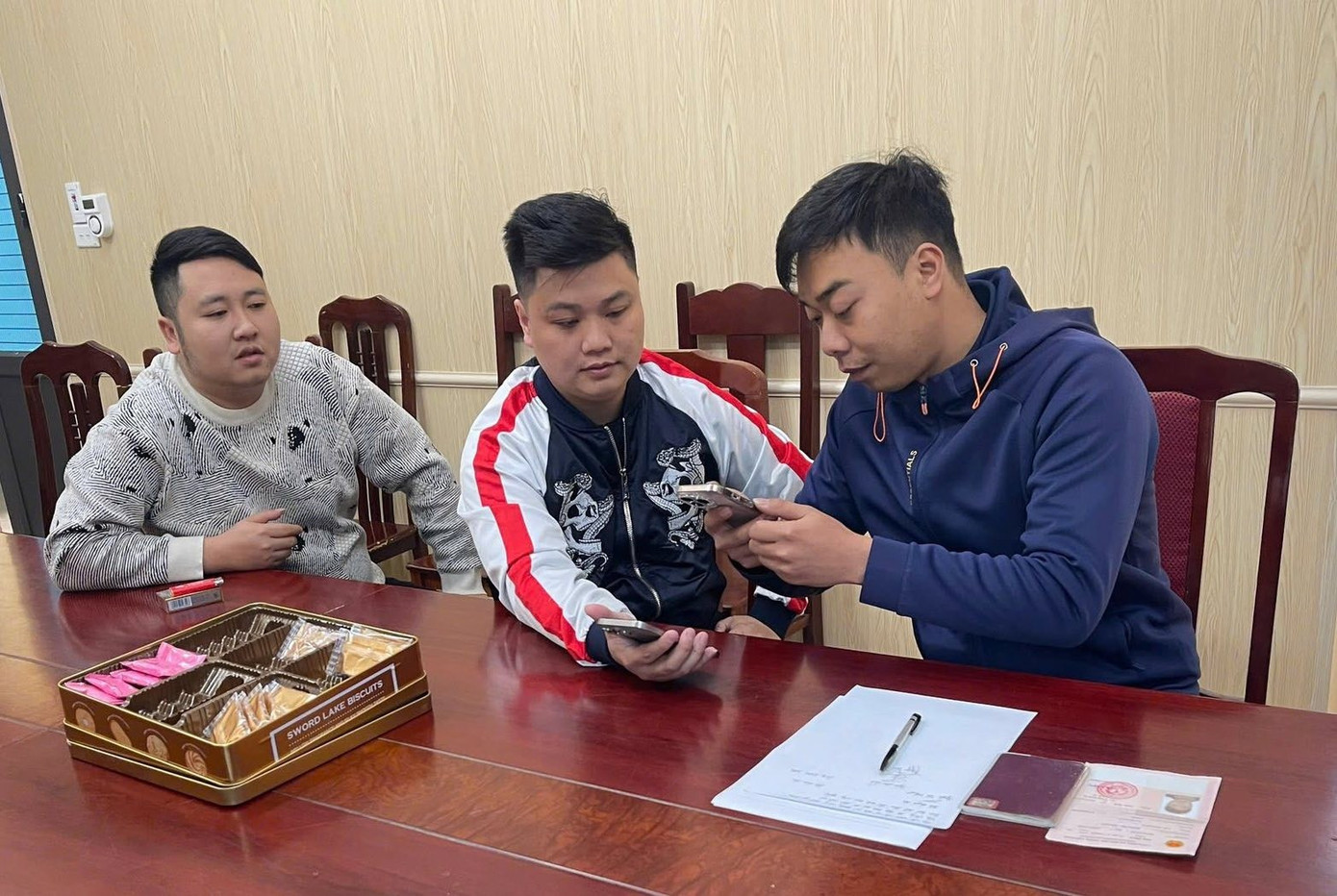 Thầy giáo Phú Thọ bất ngờ nhận 400 triệu đồng chuyển khoản nhầm từ người nước ngòai - Ảnh 1.