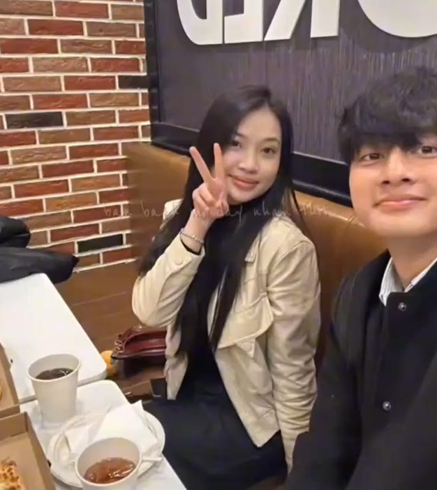 Thủ môn hotboy Cao Văn Bình U23 Việt Nam đã có bạn gái xinh xắn, tình cảm cỡ này, hội fangirl "bít cửa" - Ảnh 3.