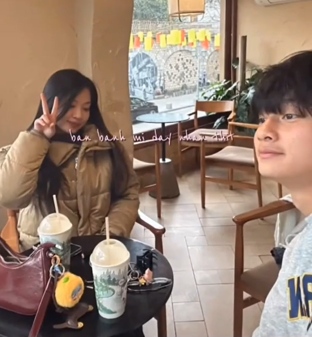 Thủ môn hotboy Cao Văn Bình U23 Việt Nam đã có bạn gái xinh xắn, tình cảm cỡ này, hội fangirl "bít cửa" - Ảnh 9.