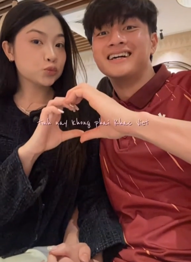Thủ môn hotboy Cao Văn Bình U23 Việt Nam đã có bạn gái xinh xắn, tình cảm cỡ này, hội fangirl "bít cửa" - Ảnh 1.