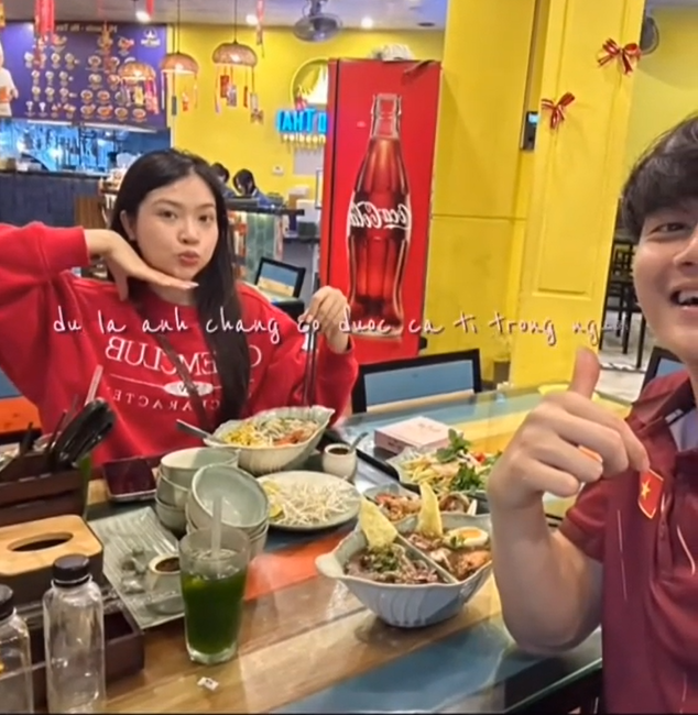 Thủ môn hotboy Cao Văn Bình U23 Việt Nam đã có bạn gái xinh xắn, tình cảm cỡ này, hội fangirl "bít cửa" - Ảnh 8.