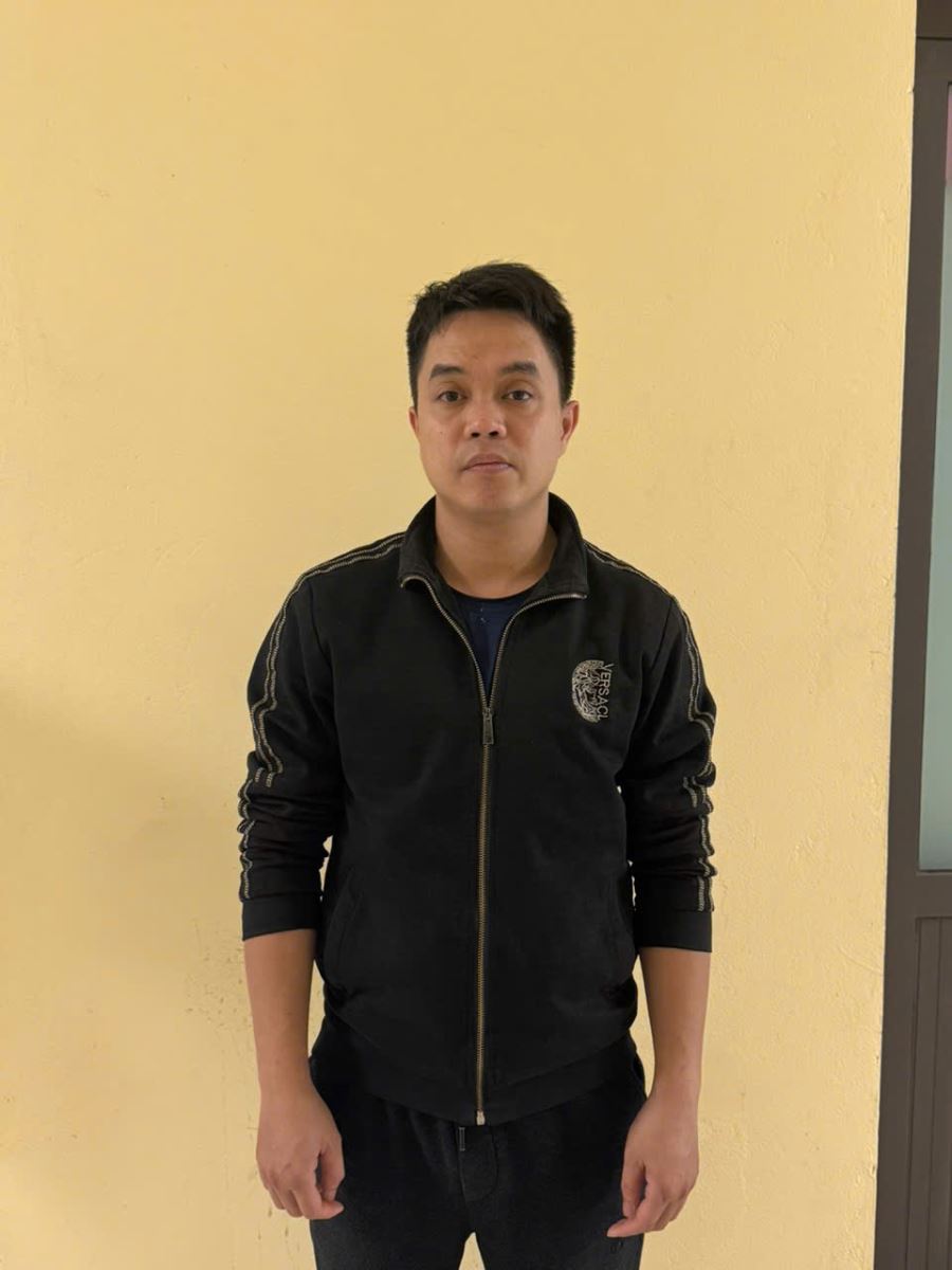 Khởi tố Giám đốc Nguyễn Minh Quang sinh năm 1992, giám định gần 2.400 chai tang vật - Ảnh 1.