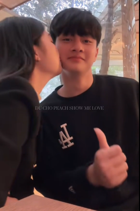 Thủ môn hotboy Cao Văn Bình U23 Việt Nam đã có bạn gái xinh xắn, tình cảm cỡ này, hội fangirl "bít cửa" - Ảnh 7.