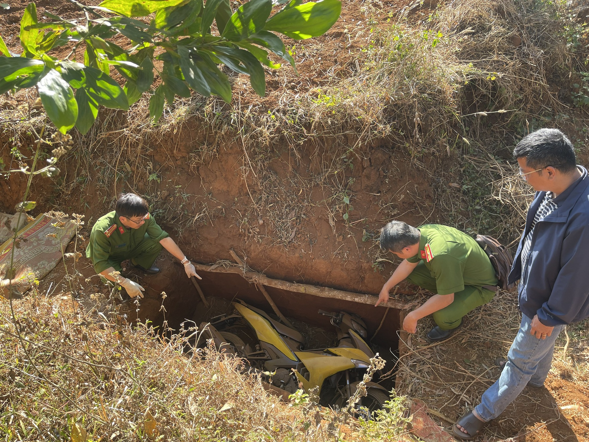 Vụ cướp ng&acirc;n h&agrave;ng Gia Lai: Xe m&aacute;y của 2 t&ecirc;n cướp bị ph&aacute;t hiện ch&ocirc;n v&ugrave;i - Ảnh 2.