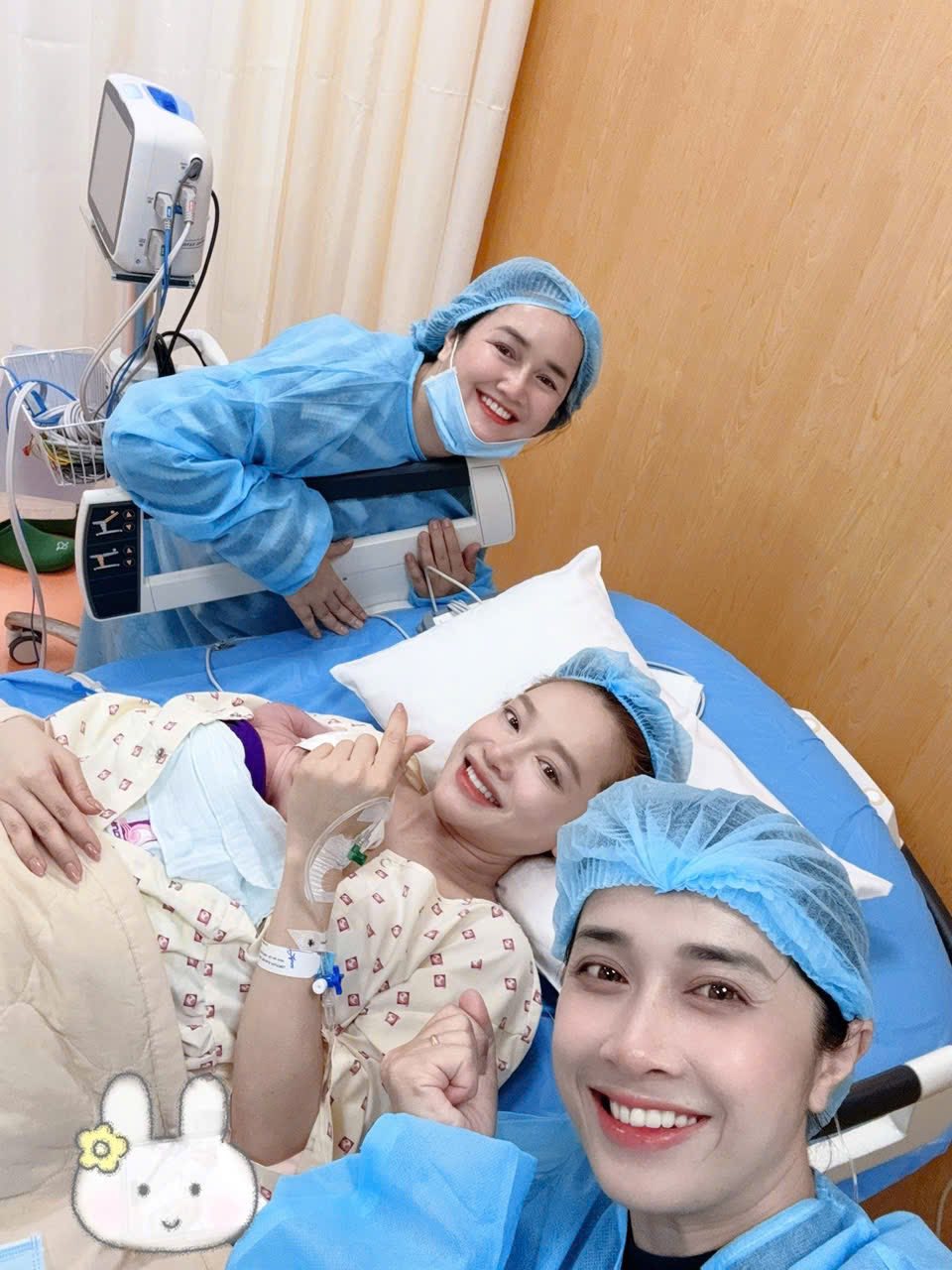 Visual Nh&atilde; Phương cam thường vẫn s&aacute;ng bừng ngay khi vừa sinh con thứ 3, "Song Hye Kyo Việt Nam" h&oacute;a ra rất chăm d&ugrave;ng 2 "vũ kh&iacute; b&iacute; mật" để trẻ bất chấp- Ảnh 1.