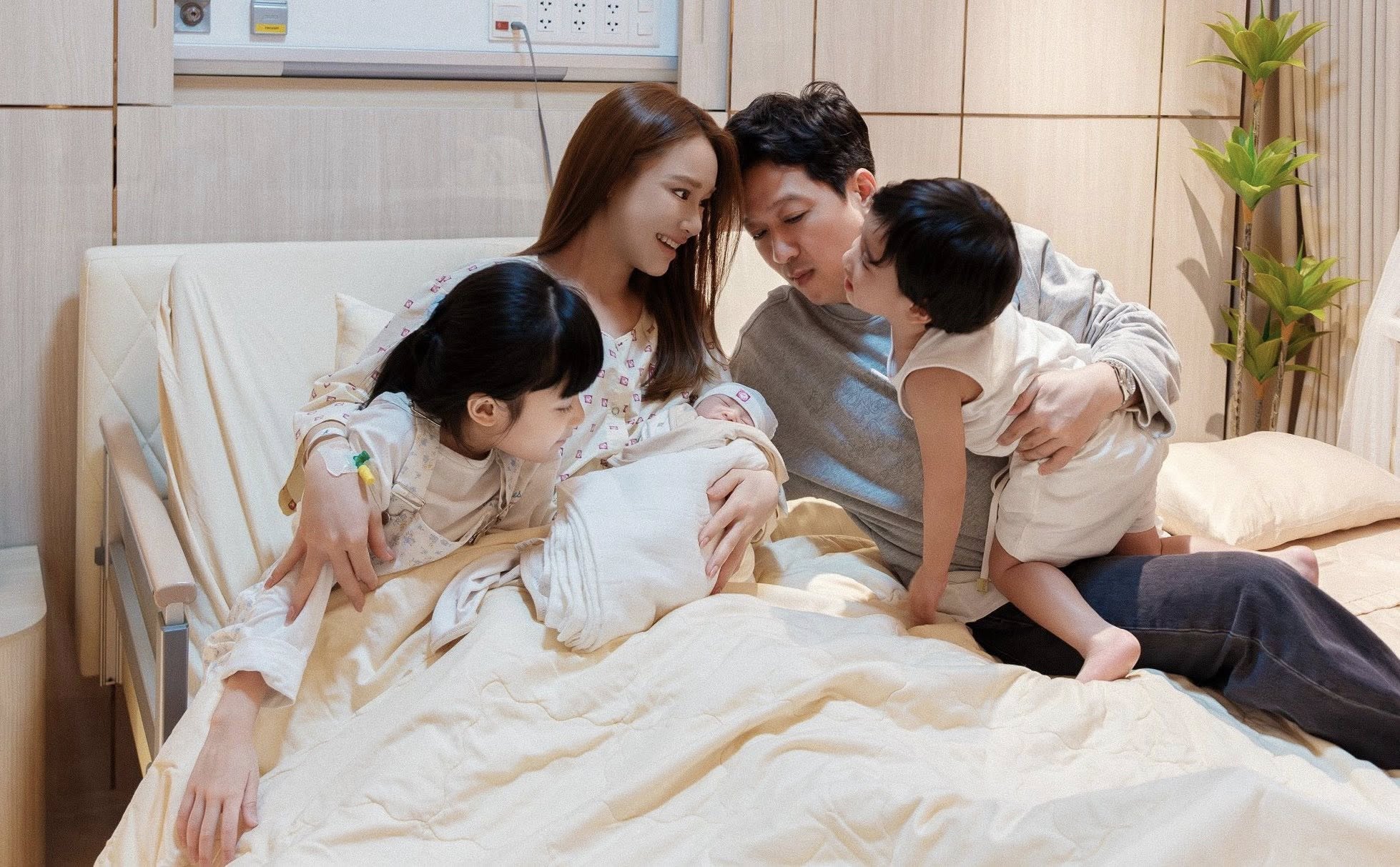 Visual Nh&atilde; Phương cam thường vẫn s&aacute;ng bừng ngay khi vừa sinh con thứ 3, "Song Hye Kyo Việt Nam" h&oacute;a ra rất chăm d&ugrave;ng 2 "vũ kh&iacute; b&iacute; mật" để trẻ bất chấp- Ảnh 2.