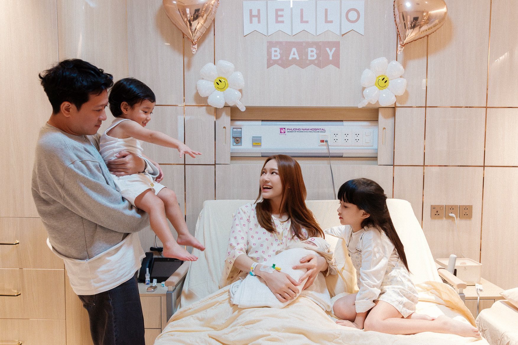 Visual Nh&atilde; Phương cam thường vẫn s&aacute;ng bừng ngay khi vừa sinh con thứ 3, "Song Hye Kyo Việt Nam" h&oacute;a ra rất chăm d&ugrave;ng 2 "vũ kh&iacute; b&iacute; mật" để trẻ bất chấp- Ảnh 3.