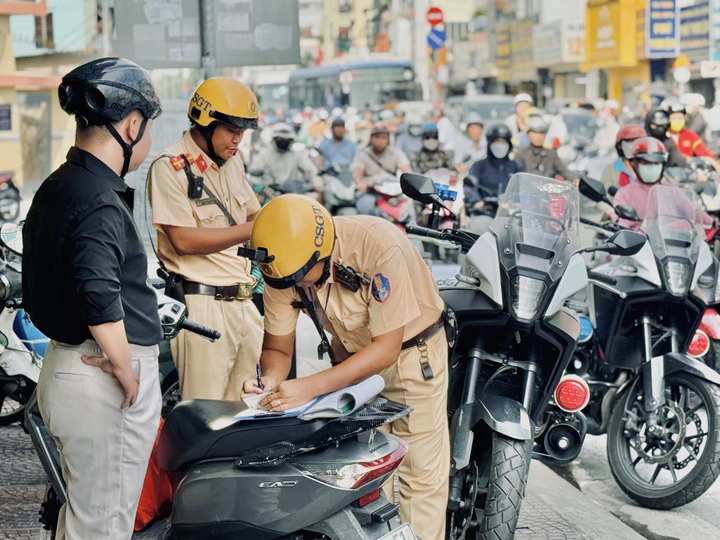 Phạt xe m&aacute;y l&ecirc;n vỉa h&egrave; bao nhi&ecirc;u tiền v&agrave; c&aacute;c trường hợp kh&ocirc;ng bị phạt - Ảnh 1.