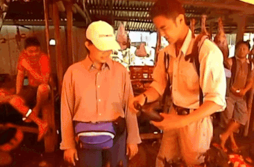 "Hoàng tử châu Á" Minh Đạo bị khán giả đòi đuổi khỏi showbiz sau khi lộ video ăn thịt dơi "nhạy cảm" - Ảnh 2.