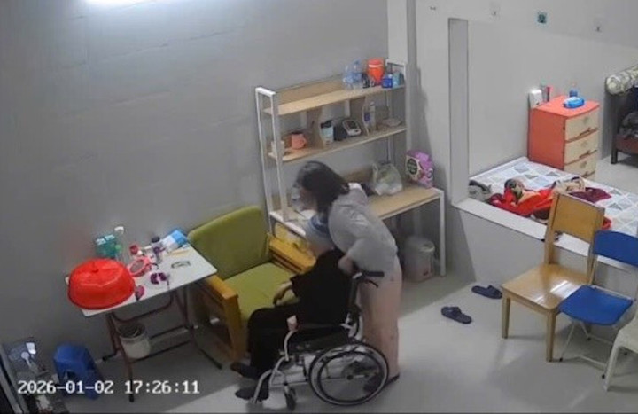 Nữ gi&uacute;p việc bạo h&agrave;nh cụ b&agrave; 82 tuổi ở H&agrave; Nội bị khởi tố h&igrave;nh sự - Ảnh 1.