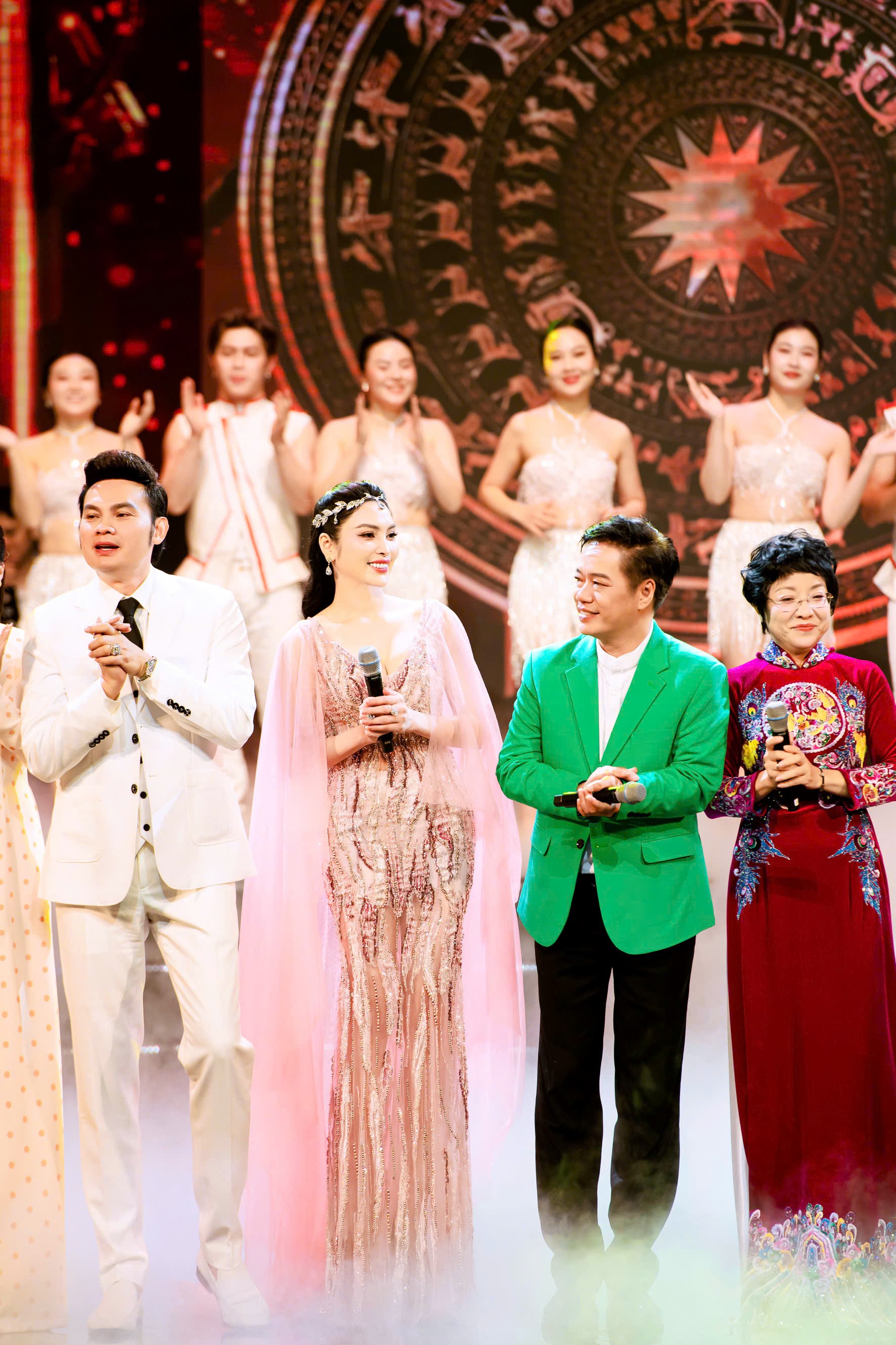 Kim Huyền Sâm đóng hài Tết còn song ca cùng 1 nam NSƯT, không ngại khen đàn anh "tuyệt vời"- Ảnh 4.