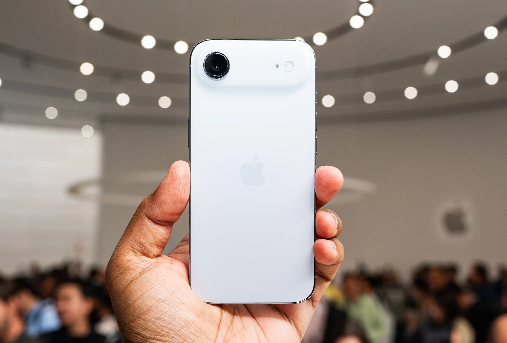 IPhone Air giảm giá gần 10 triệu đồng trước Tết: Cơ hội vàng cho người tiêu dùng - Ảnh 2.